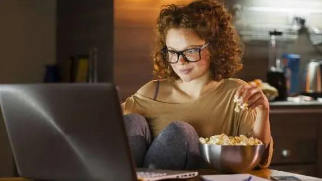 Selain  Tidur, 5 Cara Ini Bisa Atasi Kebiasan Ngemil Tengah Malam!