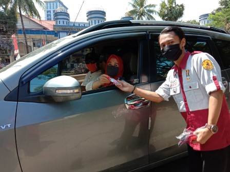 PIKOM IMM FISIP Unismuh Makassar Berbagi Masker dan Hand Sanitizer Gratis