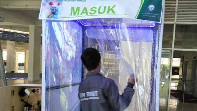 Mahasiswa UNM Berhasil Ciptakan Bilik  Disinfektan, Amankah?