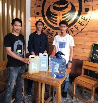 Lawan Covid-19, Komunitas Ini Bagi Gratis Antiseptik Berbahan Larutan Garam