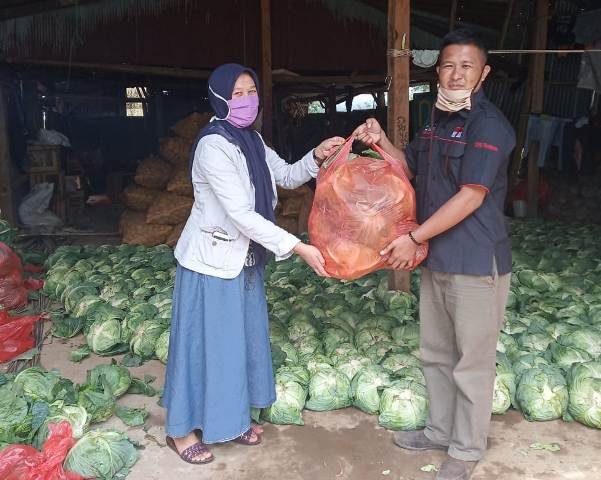 Rumah Koran Fasilitasi Petani Sedekah Sayur di Masa Pandemi