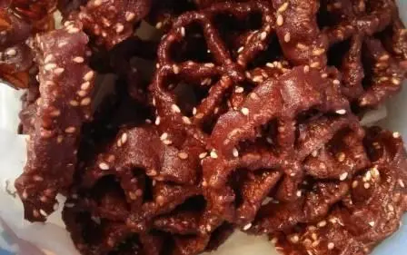Mencicipi Kerenyahan Goyang Rosi, Kuliner Khas Indonesia yang Digoyang
