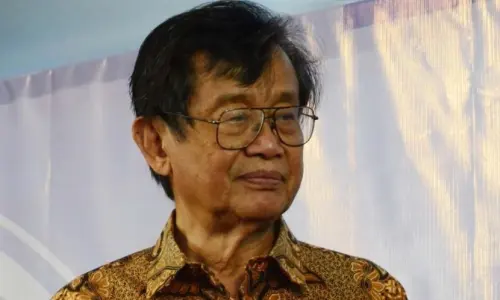 Mengenang Ajip Rosidi dalam 9 Puisinya yang Bercerita tentang Alam