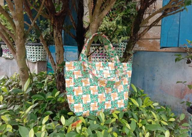 5 Hasil Karya Kreator Daur Ulang Sampah Plastik Ini Bikin Anda Tertarik Memilikinya!