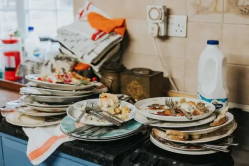 Keengganan Kita Membereskan Meja Makan Sendiri Saat Selesai Makan