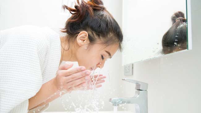 Agar Tetap Kinclong, Ini 11 Cara Perawatan Wajah Sebelum Tidur!