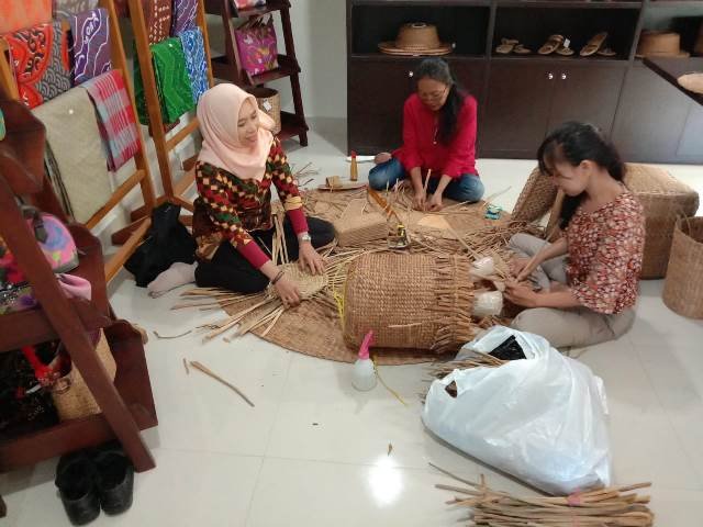Cerita Rahmawati, Menyulap Eceng Gondok Jadi Aneka Kerajinan Berharga