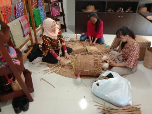 Cerita Rahmawati, Menyulap Eceng Gondok Jadi Aneka Kerajinan Berharga