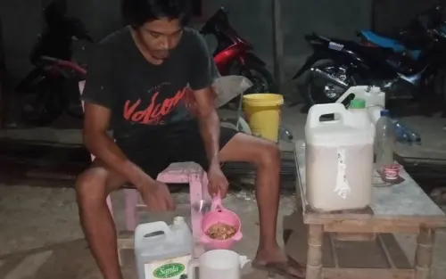 Keren, Pemuda Ini Membuat Pupuk Cair Organik dengan Bahan Sampah