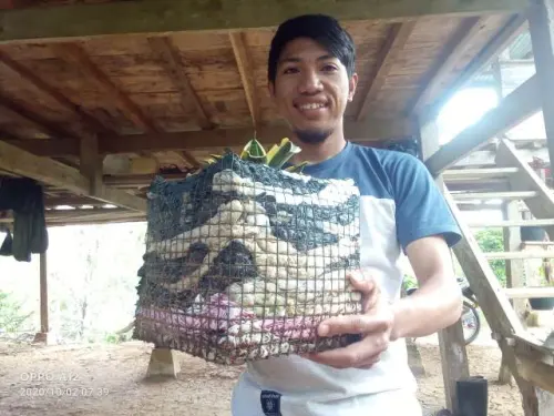 Mantap, Pemuda Ini Menyulap Sampah Kantong Kresek Jadi Pot Bunga Idaman