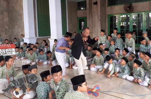 Samsudin, Pendongeng Keliling yang Mengedukasi Pelestarian Satwa Langka