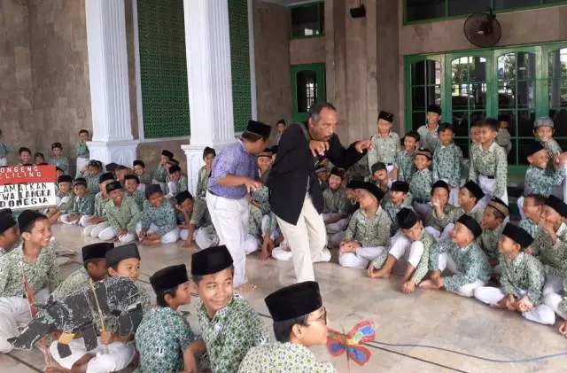Samsudin, Pendongeng Keliling yang Mengedukasi Pelestarian Satwa Langka