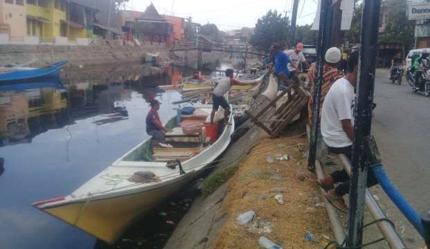 Suka Duka dari Pinggir Kanal Rajawali Makassar, di Antara Sampah dan Ritus Ala Pesisir