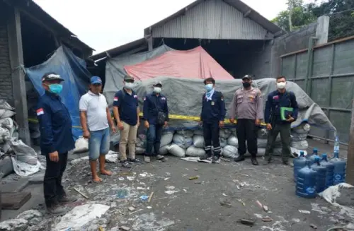 Penyidik KLHK Segel 4 Perusahaan Pengelola Limbah B3 di Jombang
