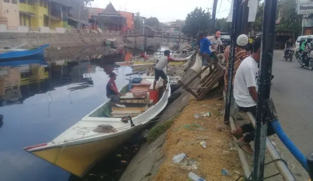 Suka Duka dari Pinggir Kanal Rajawali Makassar, di Antara Sampah dan Ritus Ala Pesisir
