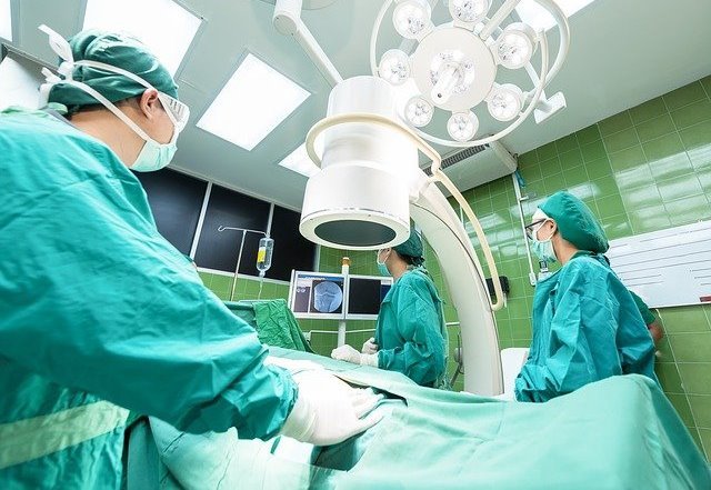 Tak Banyak yang Tahu, Ini Alasan Dokter Pakai Baju Warna Hijau saat Operasi!