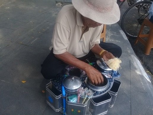 Kakek Renta Bertahan Hidup dari Arum Manis Rambut Nenek
