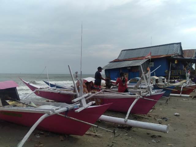 Tawa Ceria Anak Pesisir Pantai Kalumeme di Tengah Abrasi