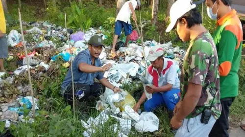 Oknum Tak Bertanggungjawab Telantarkan Sampah Medis di Hutan, Terlalu!