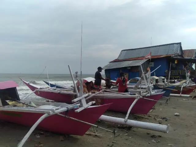 Tawa Ceria Anak Pesisir Pantai Kalumeme di Tengah Abrasi