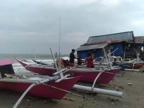 Tawa Ceria Anak Pesisir Pantai Kalumeme di Tengah Abrasi
