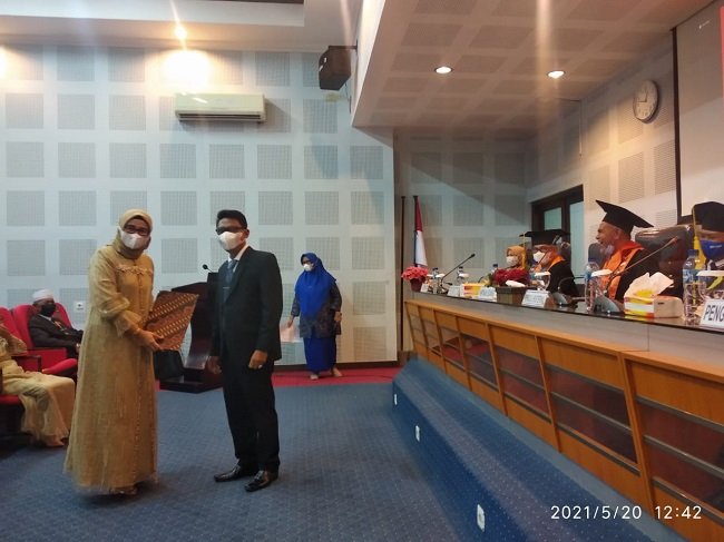 Bahas Tata Kelola Sampah, Azri Rasul Raih Gelar Doktor Administrasi Publik di Unhas