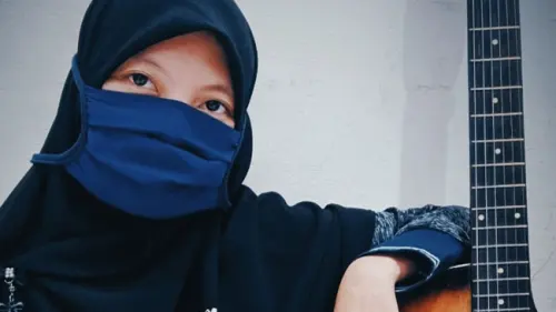 Gadis Manis Ini Ubah Kantong Kresek Bekas jadi Tas Cantik