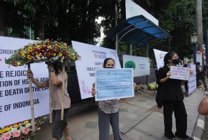 Karangan Bunga Duka Cita untuk Adaro Energy yang Dinilai Memperburuk Krisis Iklim