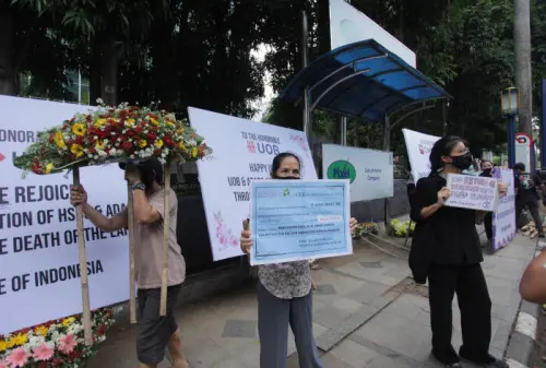 Karangan Bunga Duka Cita untuk Adaro Energy yang Dinilai Memperburuk Krisis Iklim