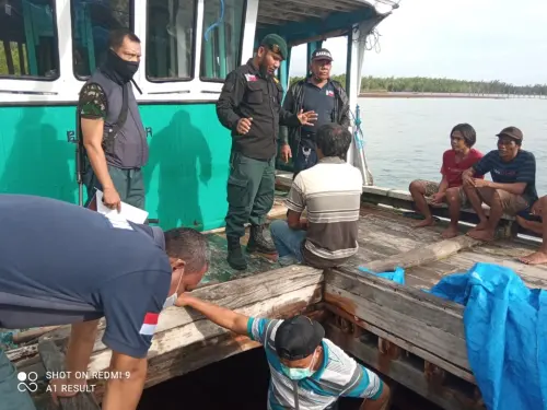 Gakkum KLHK Sulawesi Gagalkan Penyelundupan Kayu Meranti di Perairan Muna