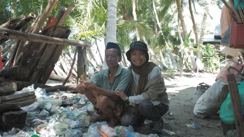 Kisah Baco, Paruh Baya Pejuang Sampah di Pesisir Pantama Kajang