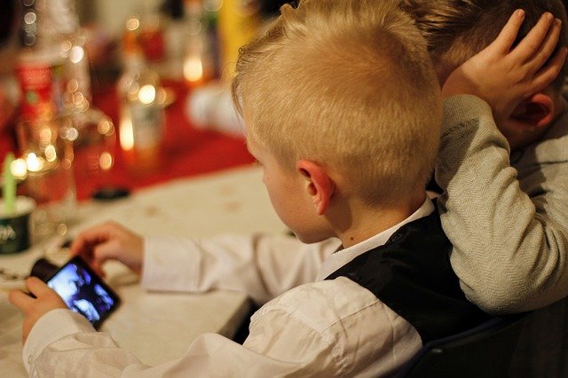 5 Cara Memandu Anak agar Menyukai Konten Edukasi Konservasi di Smartphone