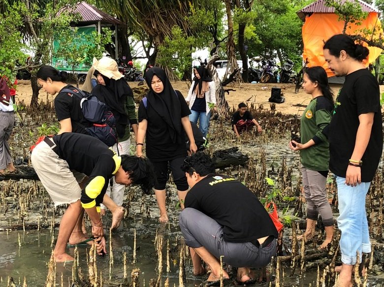 “Mangrove Camp” di Maros, Kampanye Aksi Jaga Iklim dengan Rehabilitasi Mangrove