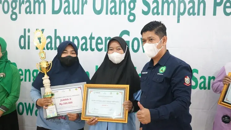 YPN Beri Penghargaan pada Bank Sampah Berprestasi di Gowa