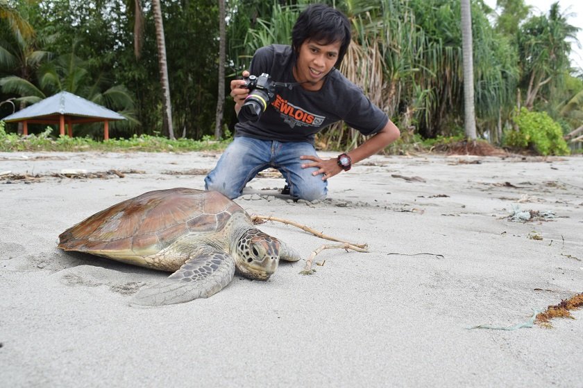 Muhammad Yusri, Menyelamatkan Penyu di Tanah Mandar dengan Cinta