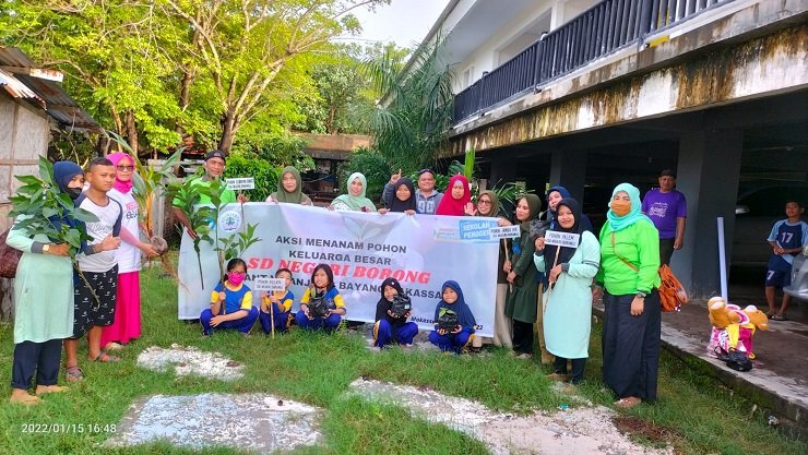 SD Negeri Borong Gelar Aksi Tanam Pohon dan Bersih Pantai di Tanjung Bayang