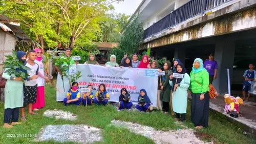 SD Negeri Borong Gelar Aksi Tanam Pohon dan Bersih Pantai di Tanjung Bayang