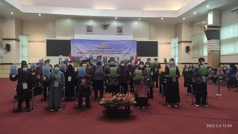 Menaruh Harapan Kelestarian Lingkungan Hutan pada Penerima SK Biru dan Hijau