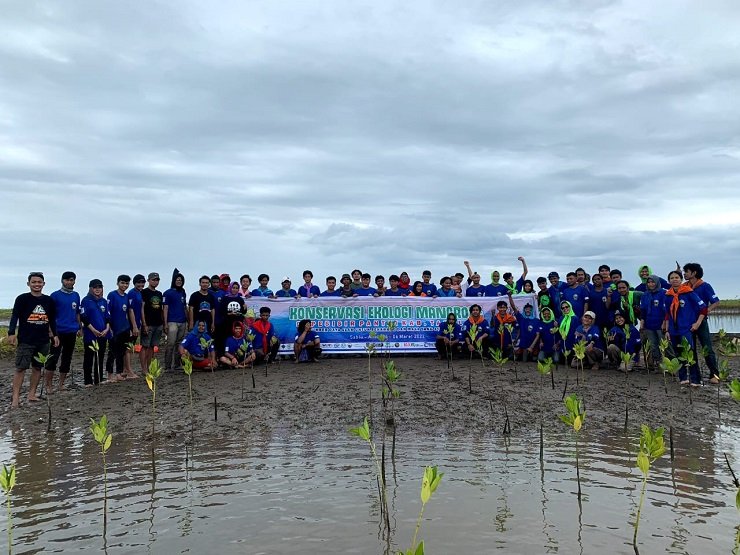 Opab Gempa, Mitra Hijau Asia dan Puluhan Komunitas Tanam Mangrove di Pesisir Takalar