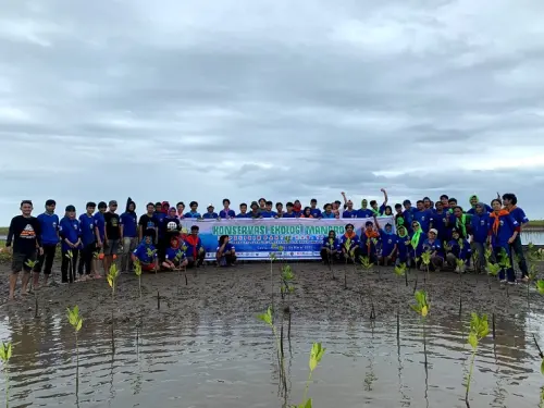 Opab Gempa, Mitra Hijau Asia dan Puluhan Komunitas Tanam Mangrove di Pesisir Takalar