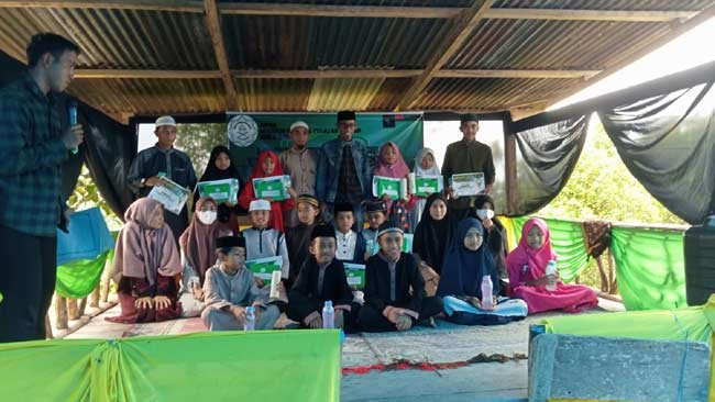 Kolaborasi dengan MP2Q, Klikhijau Berbagi Tumbler di Desa Kindang