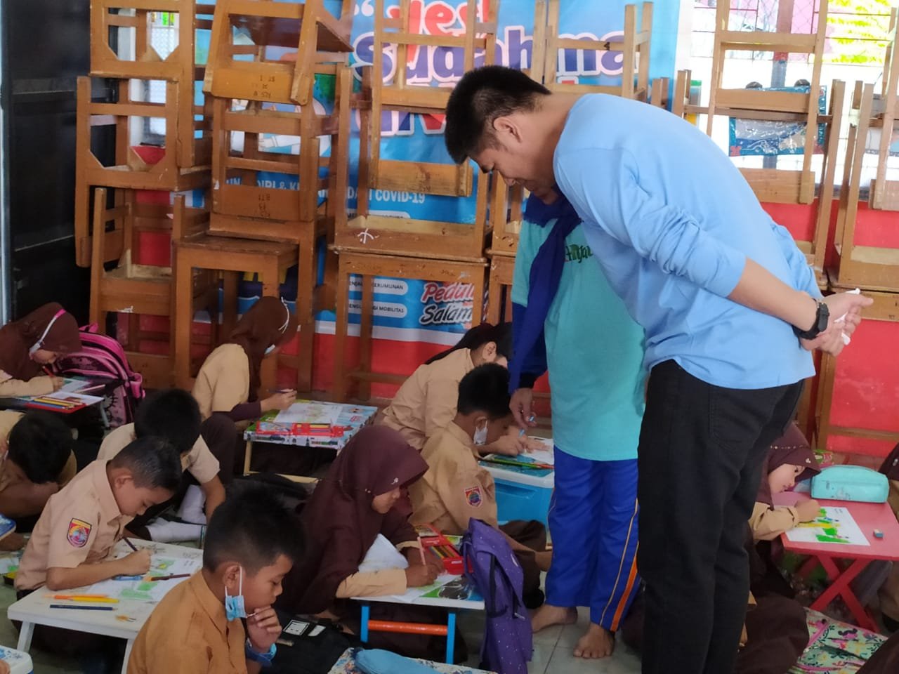 Bertabur Hadiah, Lomba Mewarnai Momen Hari Bumi di SD Impres Batua 1 Makassar