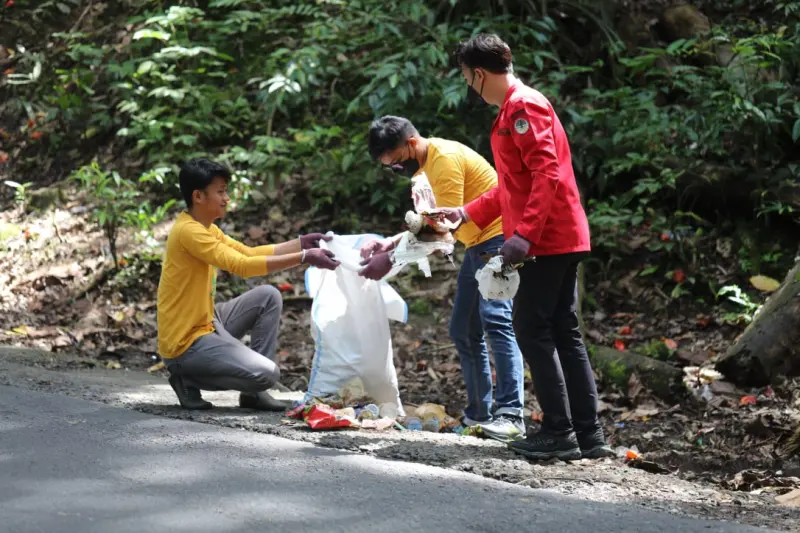 Balai TN Babul Gelar Aksi Bersih Sampah di Kawasan Wisata Pattunuang