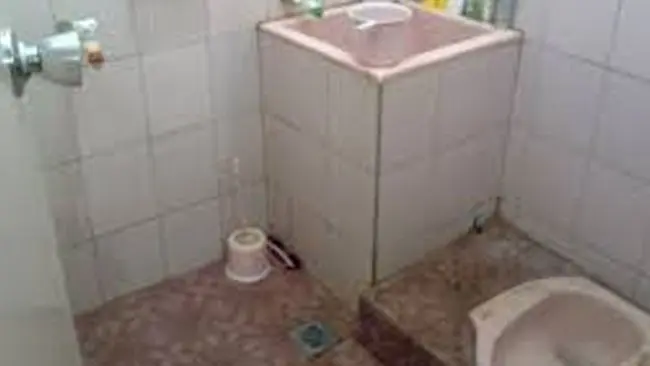 Sederet Cara Ampuh Mengatasi Bau Kamar Mandi yang Jarang Diterapkan