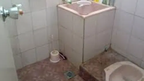 Sederet Cara Ampuh Mengatasi Bau Kamar Mandi yang Jarang Diterapkan