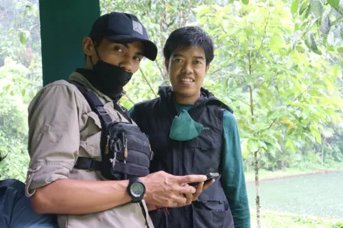 Serunya Mengamati Burung dari Rumah Samar