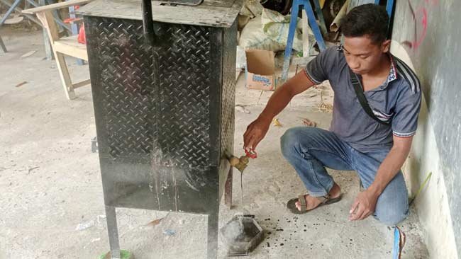 Atasi Sampah, PT PLN (Persero)  Salurkan Bantuan Pengembangan Paving Block