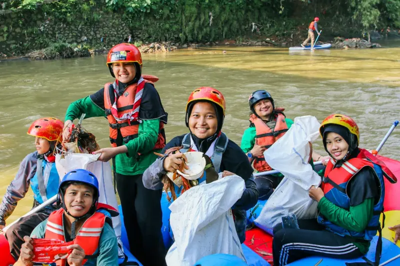 Bersama Komunitas, KLHK Peringati Hari Lingkungan dengan Bersihkan Sungai Ciliwung