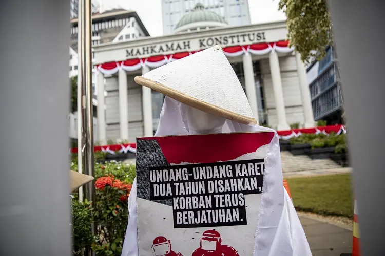 Terpenjara dalam UU Minerba, Pesan dari Instalasi Seni Bertajuk #BersihkanIndonesia