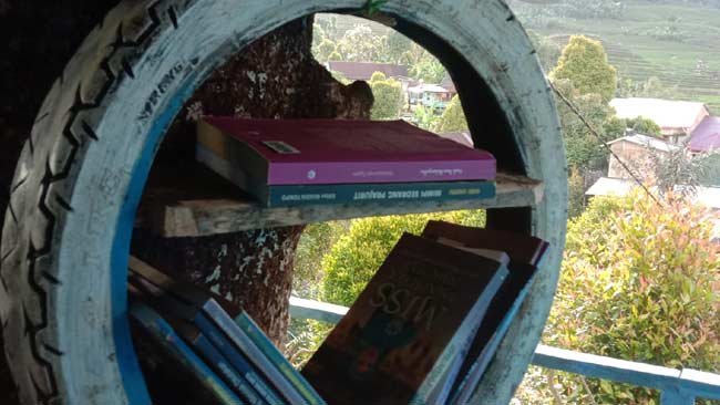 Menyulap Ban Motor Bekas Jadi Rak Buku yang Menarik